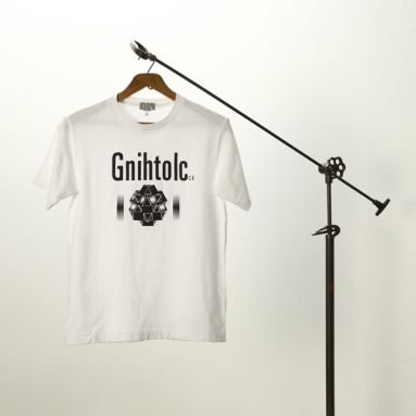 Gnihtolc Module Tee